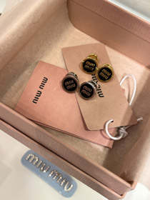 MIUMIU negro esmalte letra metal redondo botón pendientes-3893  